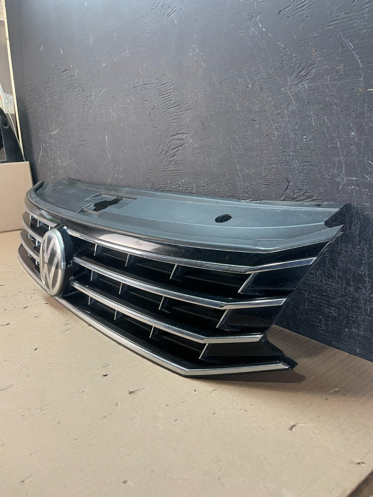 2016 to 2018 Volkswagen Passat Front Upper Grill Grille AD8743 DG1